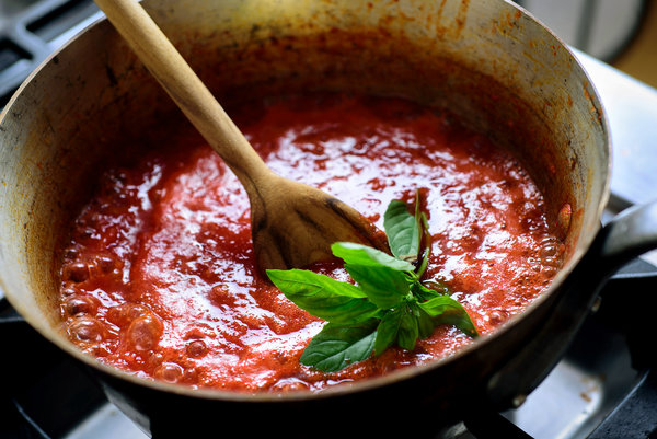 How to make tomato sauce?